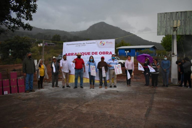 Entrega Jazmín Arroyo obras en beneficio de la educación y salud en Tuzantla