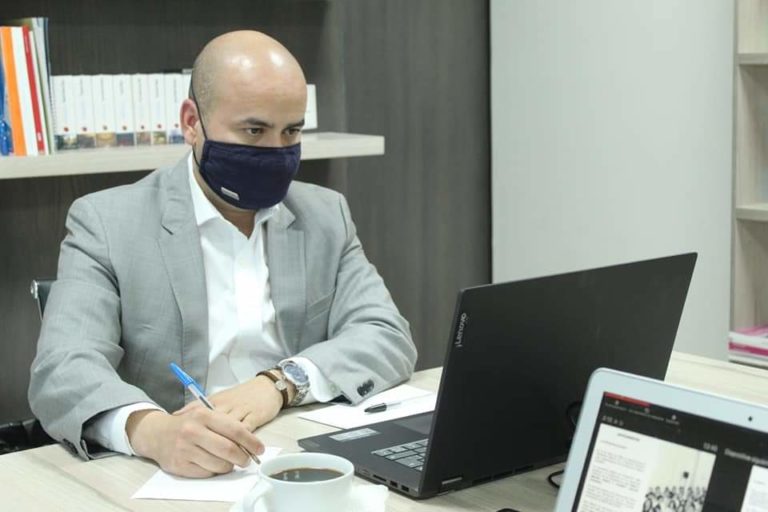 Llama SEE a trabajadores de la educación a aceptar el pago vía transferencia electrónica