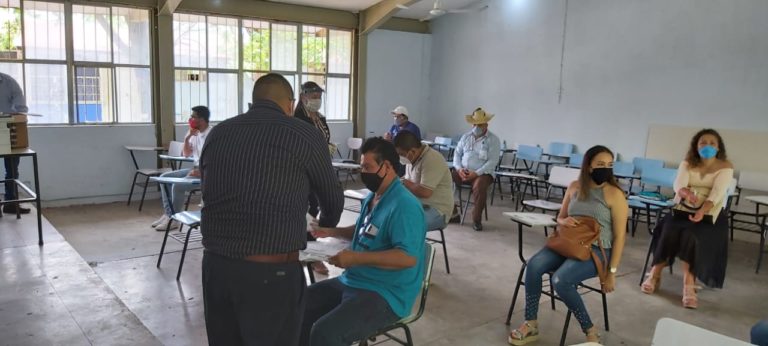 Comienza la entrega de tarjetas bancarias al magisterio de la región Huetamo