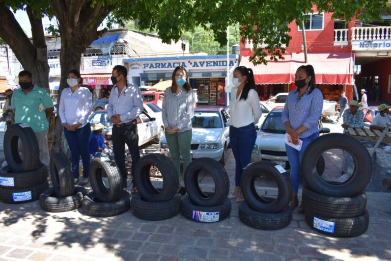 Entrega la alcaldesa de Tuzantla apoyos a transportistas por COVID-19