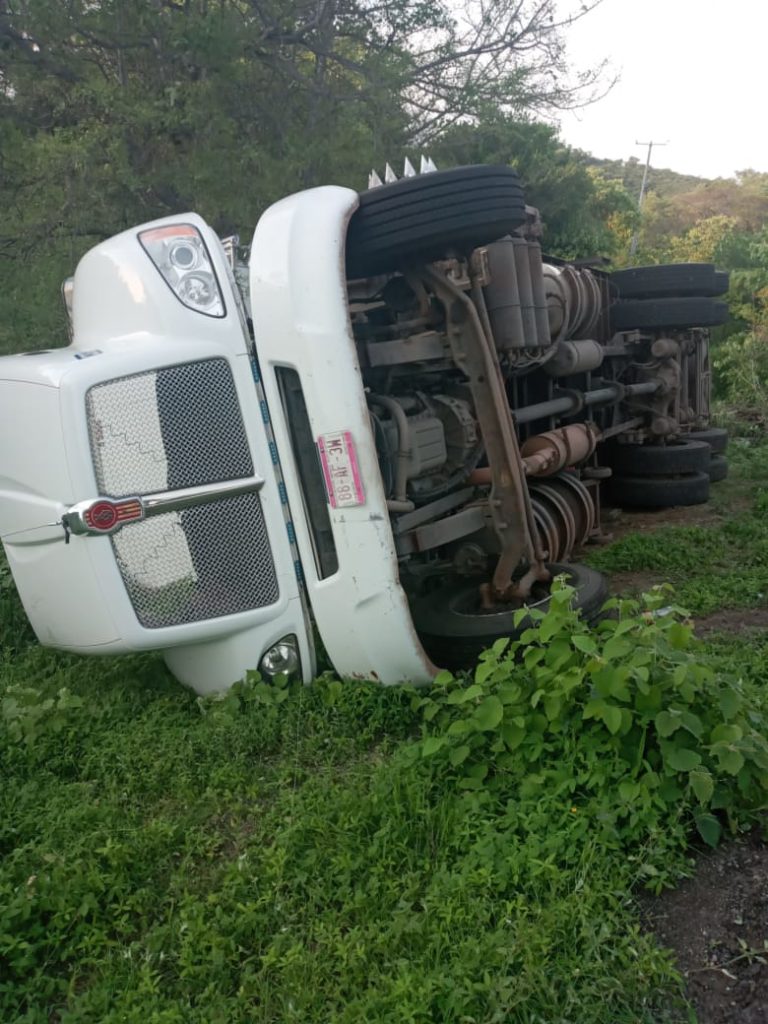 Tráiler vuelca en la carretera federal Zitácuaro-Huetamo, cerca de Los Cuitaces