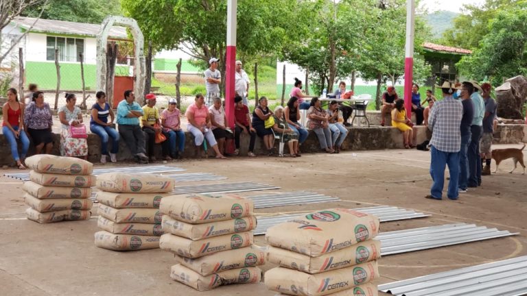 Jazmín Arroyo continúa entregando apoyos para la vivienda