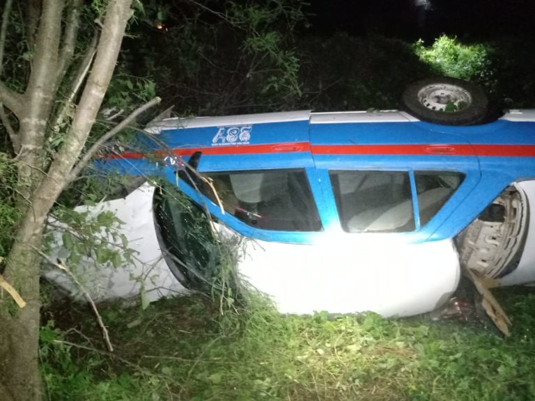 Vuelca y abandonan taxi de Ciudad Altamirano en El Tamarindo