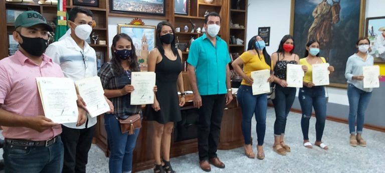 9 estudiantes reciben la liberación de su Servicio Social por parte del gobierno municipal de Huetamo
