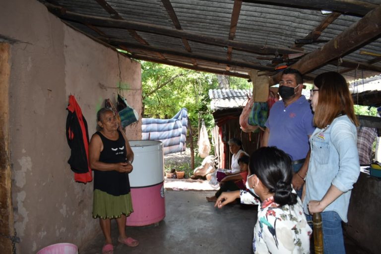 Apoya Jazmín Arroyo a familias afectadas por las fuertes lluvias en Taracatío