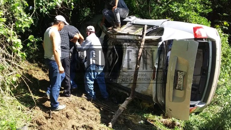 Un muerto y dos heridos al volcar camioneta en la carretera Carácuaro -Nocupétaro