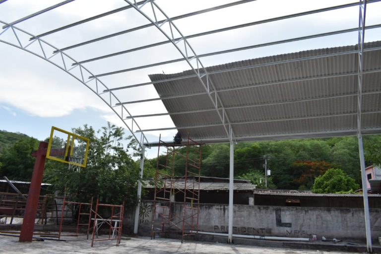 Avanza construcción de techumbre en Escuela Primaria de Tuzantla