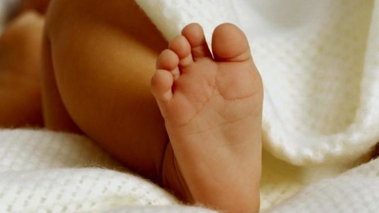 Recupera la FGE en Huetamo a menor de ocho meses que había sido sustraída por su padre