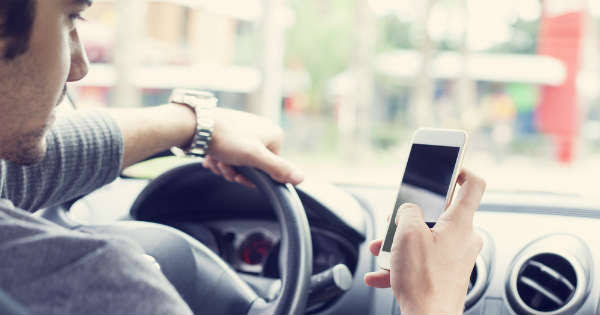 Por conducir y utilizar el celular, te podrán multar por mil 26 pesos