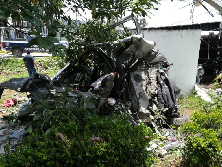 Torton con destino a Huetamo se impacta con auto y mata a 3 adultos y una niña