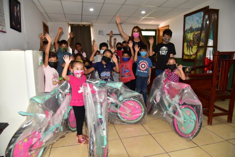 Entrega la alcaldesa de Tiquicheo bicicletas a niñas y niños