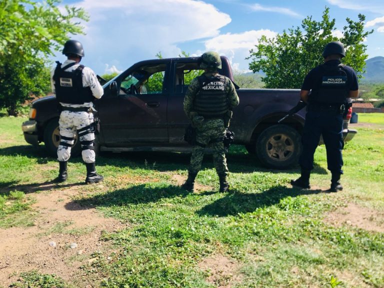 La SSP, SEDENA y GN recupera camioneta robada en Huetamo