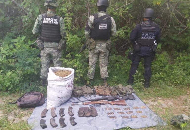Armas, cartuchos y 8.5 kilos de marihuana fueron asegurados en Tiquicheo