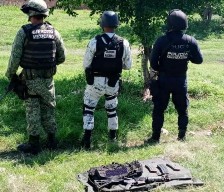 Aseguran en Huetamo un arma de fuego y cargadores