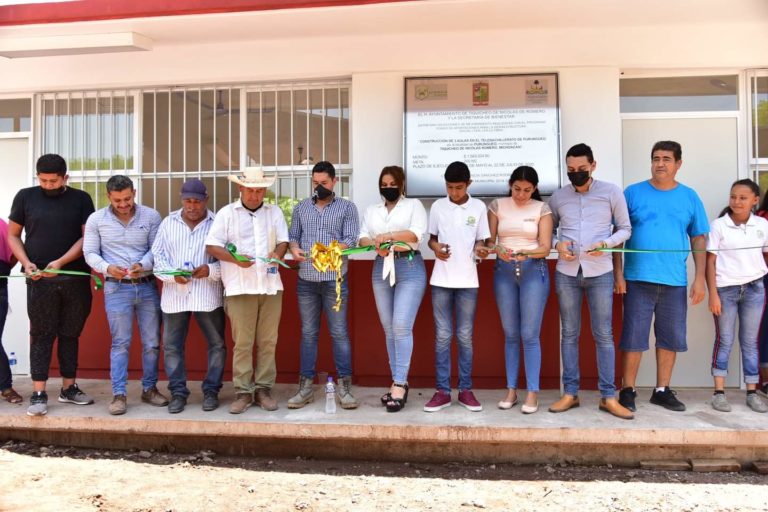 Alcaldesa Hortencia Sánchez hace entrega de 3 aulas al Telebachillerato de la tenencia de Purungueo
