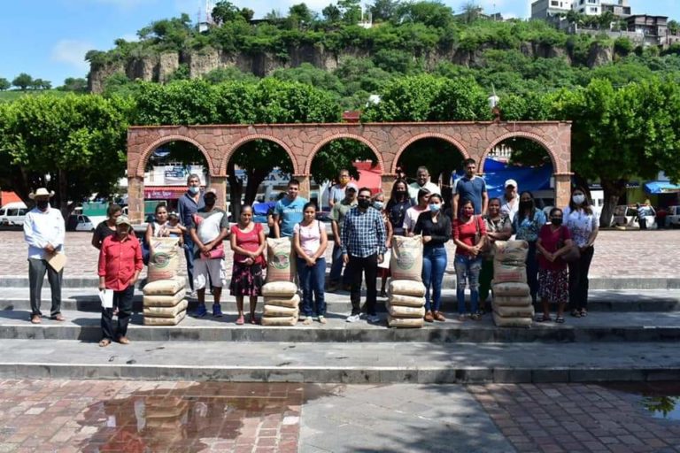 Entrega gobierno municipal de Tuzantla material de construcción para 40 familias