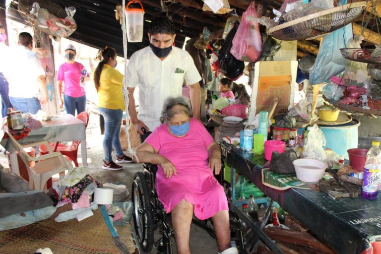 Entrega el Jefe Regional Pablo Varona ayudas funcionales para adultos mayores