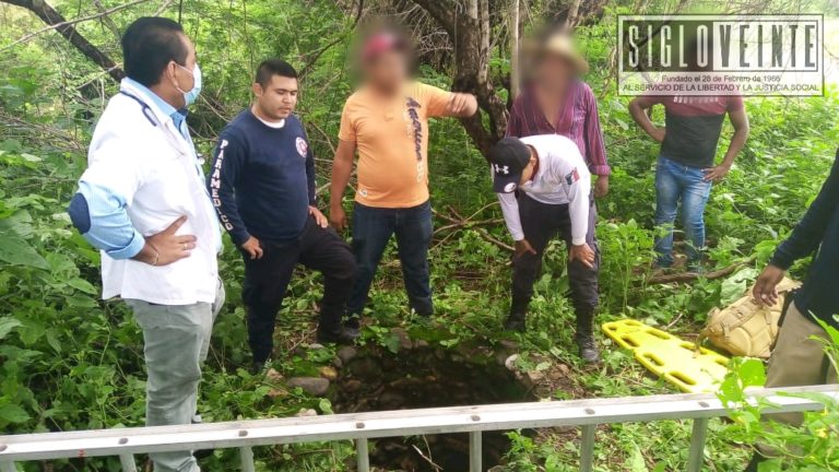 En Huetamo Protección Civil y Policía Municipal rescatan a hombre que había caído a un pozo de agua