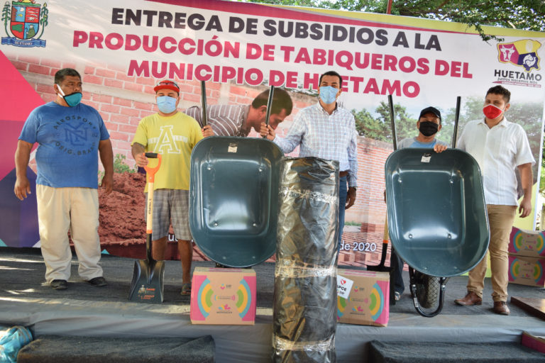 Otorga Juan Luis García apoyos a 19 productores de tabique de Huetamo