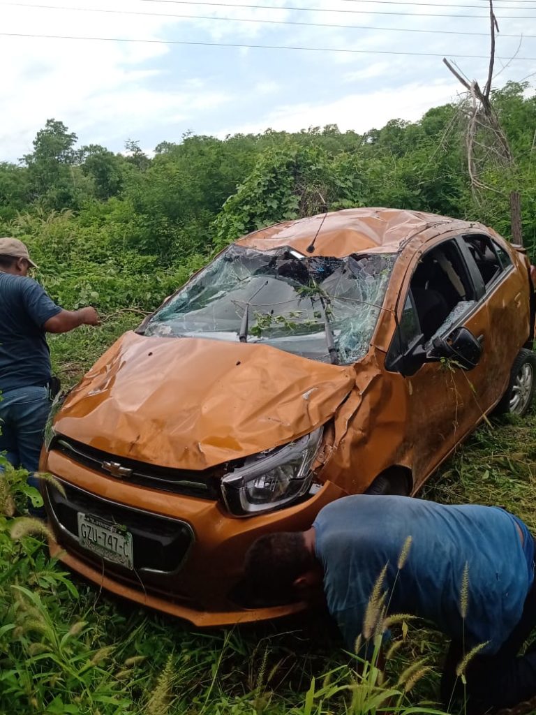 El exceso de velocidad hace que auto se salga de la carretera a San Lucas