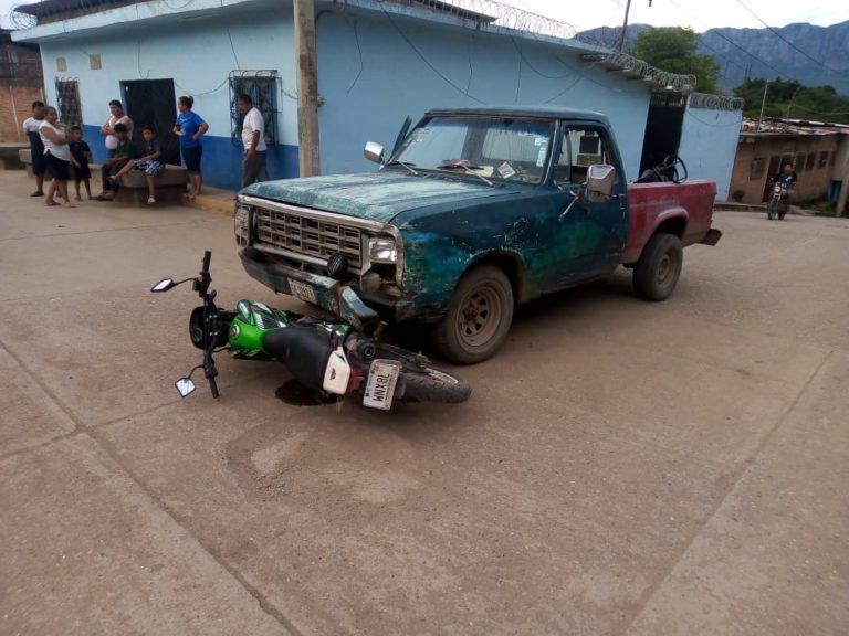 Choque entre camioneta y moto deja dos lesionados en la colonia Granjas de Cahuaro