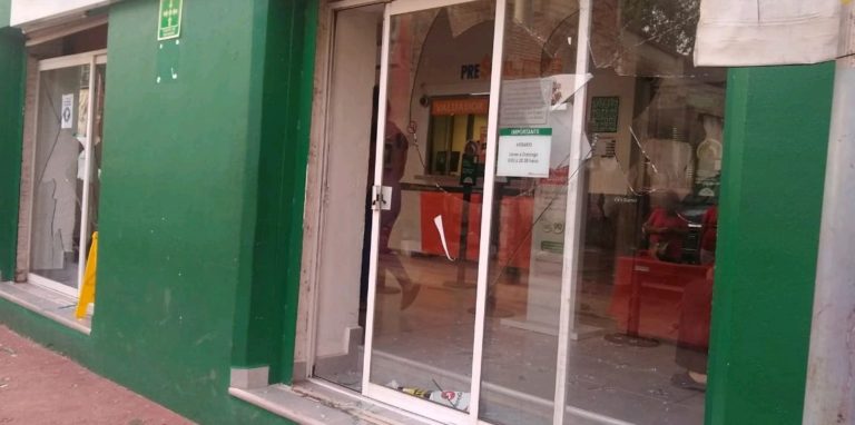 En Tuzantla fue detenido sujeto por causar daños a sucursal bancaria y un vehículo