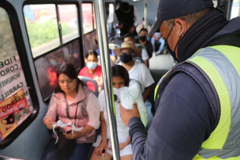 Exhortan autoridades a acatar uso obligatorio de cubrebocas en el transporte público