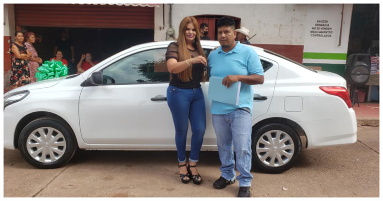 La alcaldesa de Tiquicheo Hortencia Sánchez obsequia a taxista un automóvil totalmente nuevo