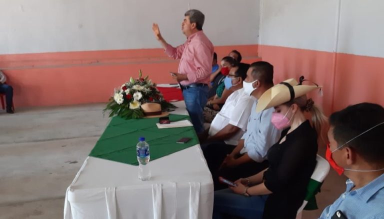 Valentín Rodríguez da plática sobre producción en Nocupétaro