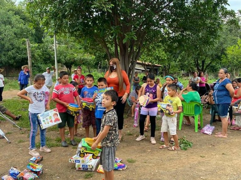 Alcaldesa de Tiquicheo Hortencia Sánchez inicia la construcción de la calle principal del Rodeo