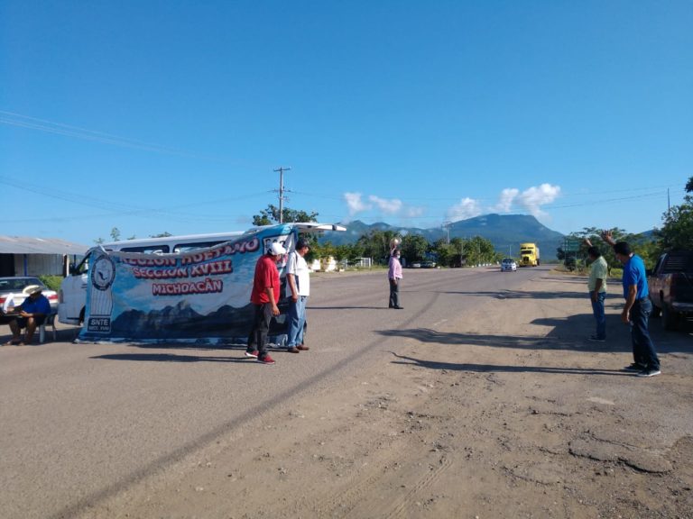 Un reducido grupo de maestros mantienen bloqueada la carretera a Morelia