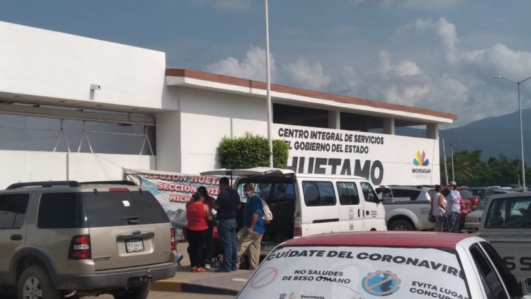 Se manifiestan maestros en el exterior del Centro Integral de Servicios de Huetamo
