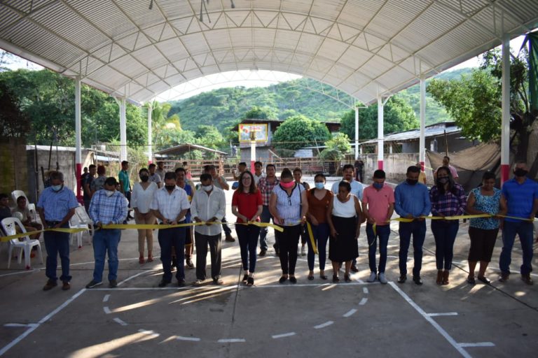 Entrega alcaldesa de Tuzantla domos en las localidades de Paso Ancho y Las Ánimas