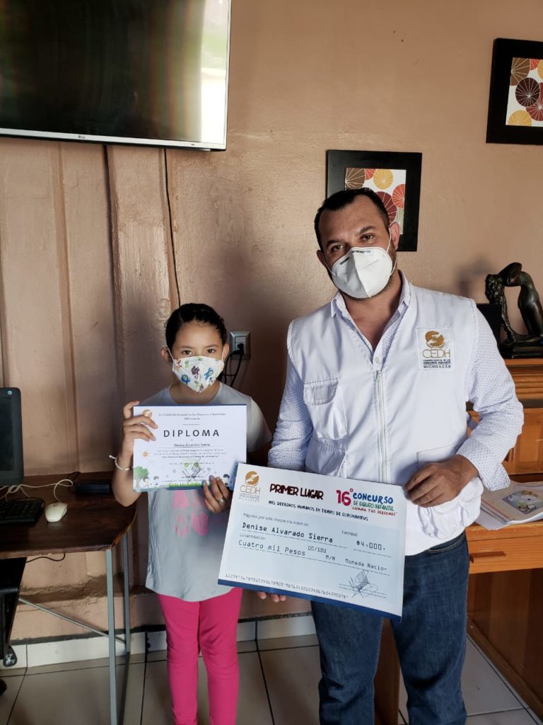 Visitaduría Auxiliar en Huetamo de la Comisión Estatal de los Derechos Humanos, premió a niña ganadora del concurso de dibujo «Mis Derechos Humanos en Tiempos de Coronavirus»