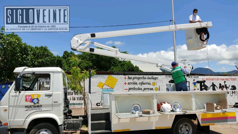 Ayuntamiento de Huetamo pone en operación grúa para alumbrado público
