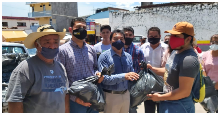 El diputado Octavio Ocampo entregó despensas a transportistas de Huetamo