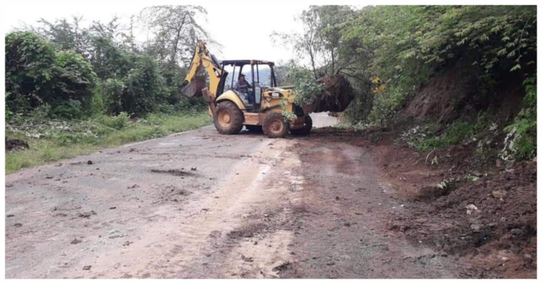 Atiende gobierno de Jazmín Arroyo afectaciones en caminos por lluvias