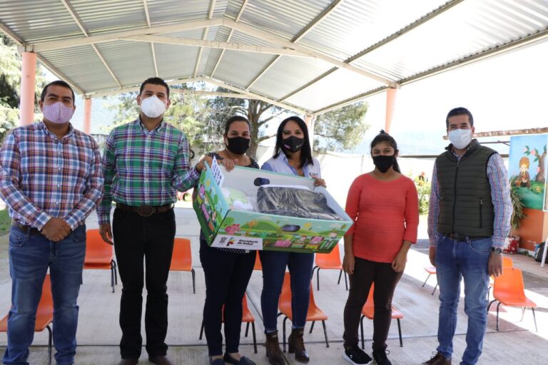 Octavio Ocampo pone en marcha obras educativas, entrega de cunas y medicamentos en Tuzantla