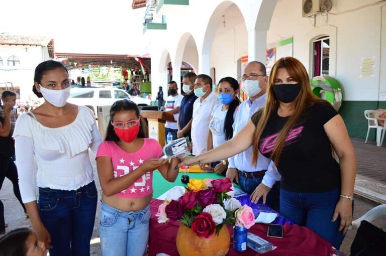 Niños y jóvenes de Tiquicheo recibieron lentes de parte de la alcaldesa Hortencia Sánchez