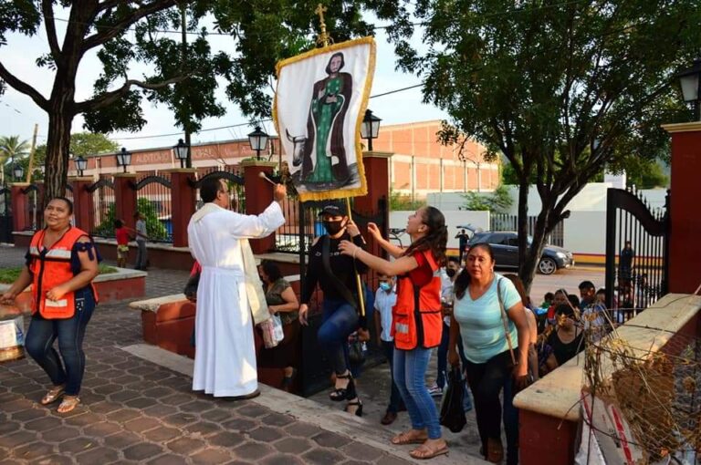 Participa alcaldesa de Tiquicheo en procesión en el marco de las fiestas patronales de San Lucas Evangelista