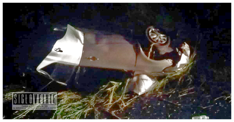 Conductor abandona Versa luego de volcarse en la carretera a Nocupétaro