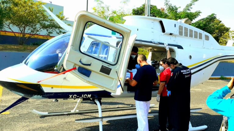 Mujer de Carácuaro fue trasladada en ambulancia aéreo con traumatismo craneoencefálico