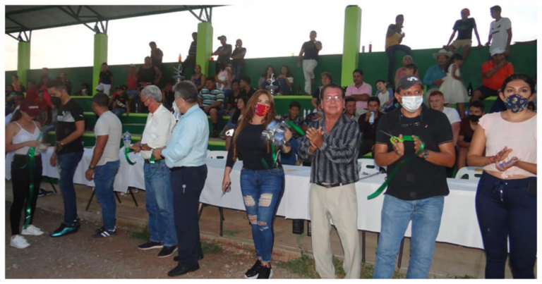 Inaugura alcaldesa Hortencia Sánchez construcción de gradas en la Unidad Deportiva y premia al campeón del Torneo de Barrios 2020