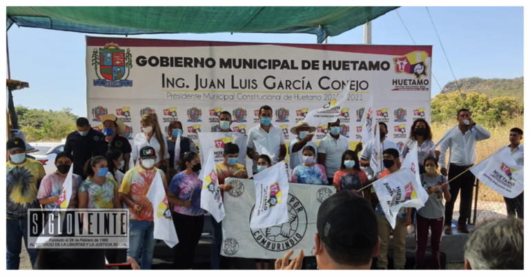 Ayuntamiento de Huetamo y el Comité de Unidos por Comburindio construyen su arco de bienvenida