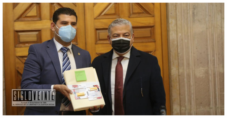 El presidente de la Mesa Directiva del Congreso del Estado Octavio Ocampo, recibe del Secretario de Finanzas el Paquete Económico para el siguiente año con una reducción del 9.55% en el total de recaudación de los recursos