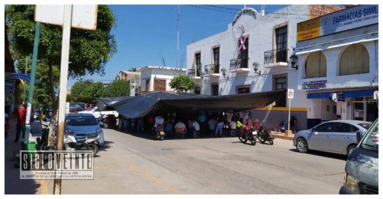 Maestros de la CNTE levantan plantón en la alcaldía de Huetamo, amagan con regresar el martes de no cumplir con sus demandas