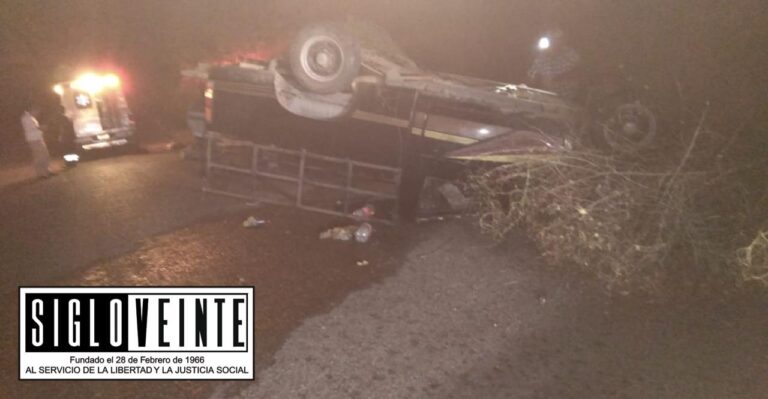 Camioneta de pescadores vuelca sobre la carretera a Comburindio