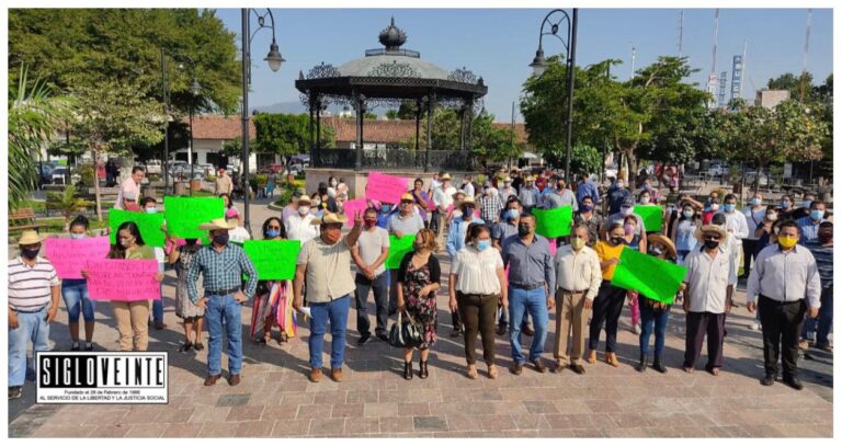 Ciudadanos se manifiestan en el jardín principal de Huetamo en contra del presupuesto federal 2021