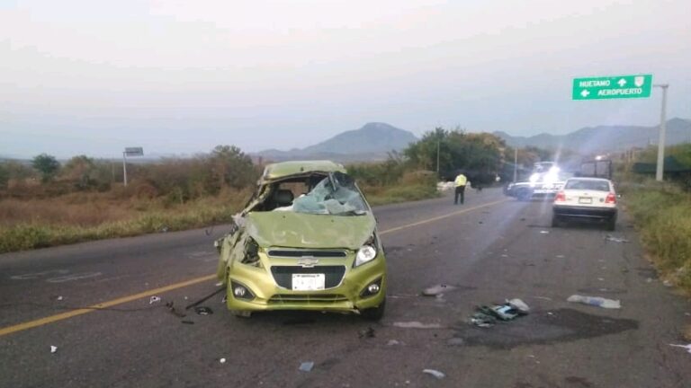 Vehículo compacto vuelca en la desviación a Arroyo Hondo