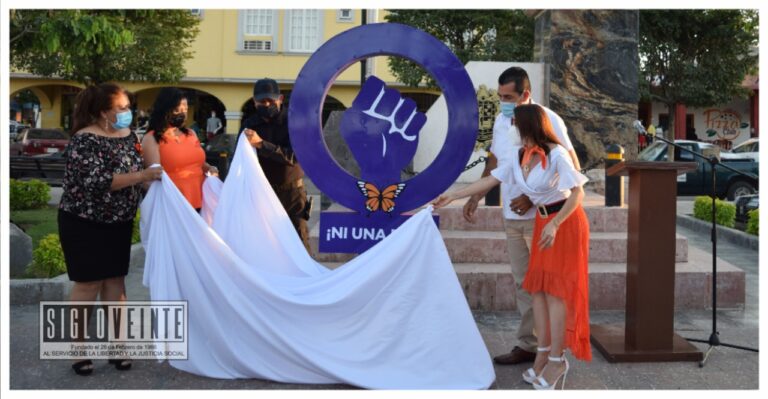 Develan monumento que recuerda la violencia de género en Huetamo